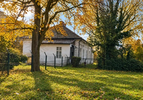 Dworek przy Polsadzie czeka remont. Najpierw dach i fundamenty, docelowo miejsce dla mieszkańców