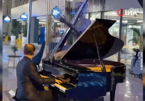 Hotel zalewała woda, a pianista grał... „Titanica”. NAGRANIE z Antalyi podbija internet