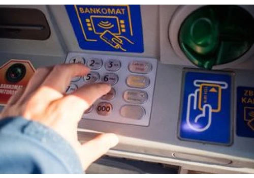 Uważaj przy bankomacie. Jak działa pułapka na gotówkę?