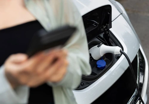 „Elektryk” kontra „benzyna”: rachunek zysków i strat jest bardziej skomplikowany, niż myśli większość kierowców