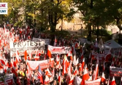 Manifestacja w obronie Trybunału Konstytucyjnego. Tłumy w Warszawie