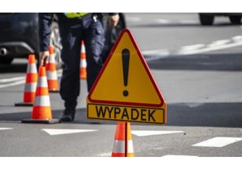 Wypadek na skrzyżowaniu w Pile. Mercedes na czerwonym świetle