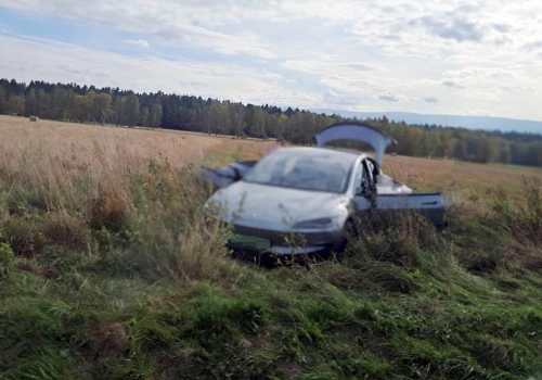 Tesla wypadła z drogi – na miejscu policja