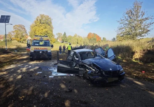 Groźne dachowanie BMW. Cztery osoby w szpitalu, w tym dwoje dzieci