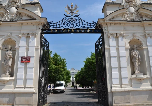 Niepokojące maile do studentów Uniwersytetu Warszawskiego. Uczelnia ostrzega przed oszustami