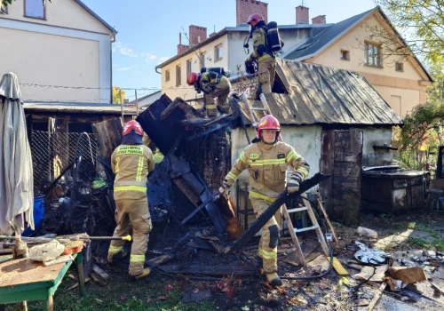 Z ostatniej chwili: Zgłoszono pożar kontenerów na śmieci. Zapalił się budynek gospodarczy