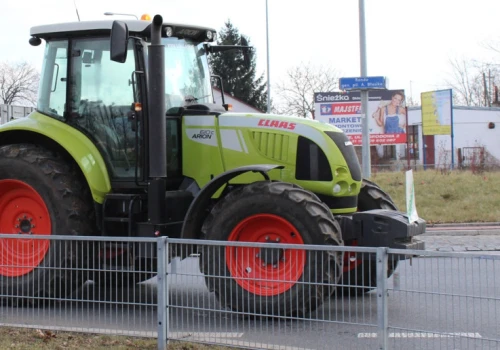 Złodzieje ukradli ciągnik Claas i rozsiewacz z biogazowni. Policja szuka świadków