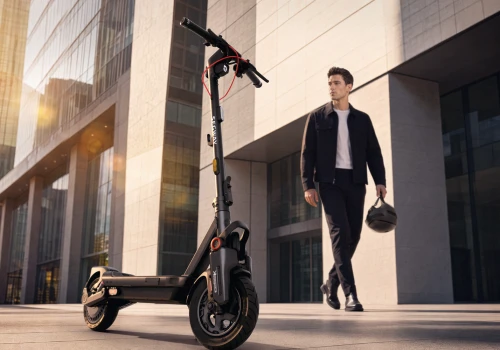 Segway pokazuje dwie flagowe hulajnogi. Jedna wybiera teren, druga chce połykać kilometry