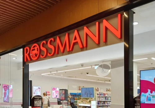 Rossmann rozdaje kosmetyki gratis. Nowa oferta już w sklepach, ceny mocno w dół