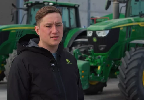 Od dziecka marzył o ciągnikach John Deere. Kupił dwa, ale nie sama moc zrobiła różnicę