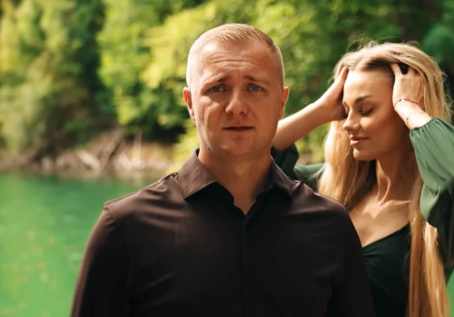 Szymon Jankowski wraca do lat 90. Nowa piosenka „Królewna” wielkim hitem na YouTube