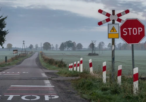 Brak linii przy znaku STOP. Gdzie dokładnie trzeba zatrzymać auto?