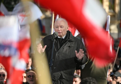Protest przed Trybunałem Konstytucyjnym z udziałem m.in. polityków PiS i urzędników KPRP