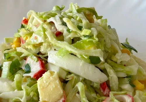 Sałatka z paluszkami surimi i porem w 15 minut. Pierwsza znika ze stołu