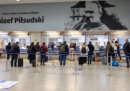 Plaga oszustw w rejonie Dworca Głównego w Krakowie. Mieszkańcy mówią wprost: „Służby uprawiają spychologię”