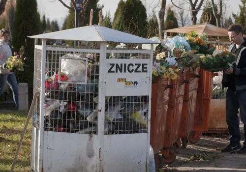 5 tys. zł kary za baterie ze zniczy. Na cmentarzach obowiązują nowe zasady