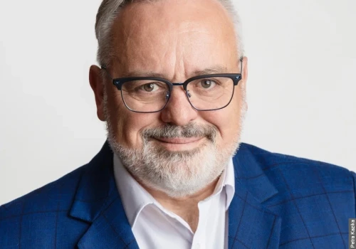 Petr Kazík nowym senatorem z Karwiny. Dyrektor teatru pokonał kandydatkę ANO