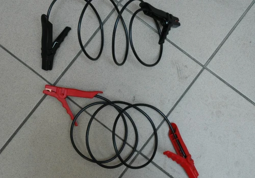 Podłączasz kable rozruchowe? Zła kolejność może skończyć się uszkodzeniem elektroniki