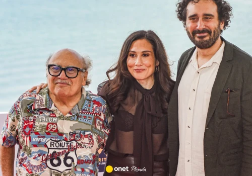 81-letni Danny DeVito poruszał się o lasce. Towarzyszyło mu dwoje z trojga dzieci