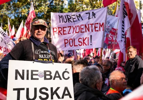 Nie przyszli z pustymi rękami. Oto transparenty obrońców Trybunału. ZOBACZ ZDJĘCIA