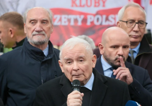 Kaczyński, Bąkiewicz, Sakiewicz pod TK. „Mamy piękną manifestację”