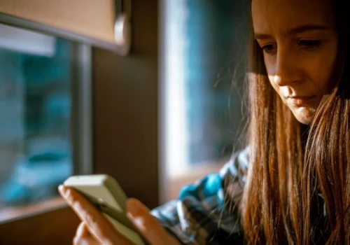 Czerwone flagi w telefonie dziecka. Nie zawsze chodzi o przemoc, te sygnały łatwo przeoczyć