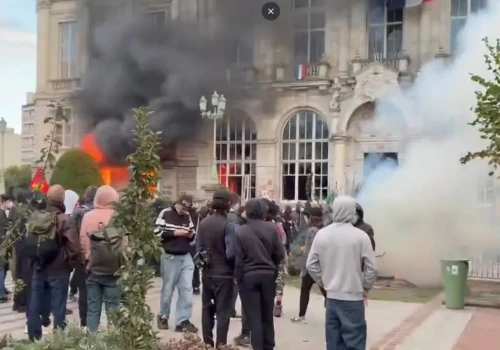 Chaos na ulicach francuskich miast. Setki tysięcy demonstrantów i płonące urzędy