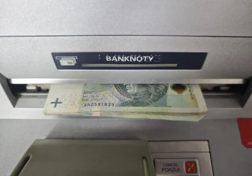 Warto mieć gotówkę w domu. Europejskie instytucje wskazują konkretne kwoty. A co z Polską?