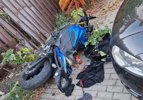 Groźny wypadek w Stanisławowie. Motocyklista z poważnymi złamaniami trafił do szpitala