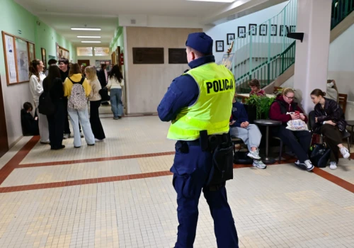 Szkoły to nie lotniska z kontrolą dostępu. Ale pierwsze bramki są już pewne