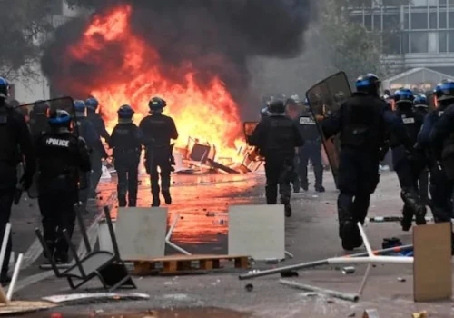 Ponad 800 000 protestujących we Francji. Płoną samochody