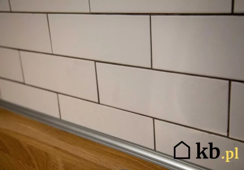 Wydajesz tysiące na remont łazienki, a oszczędzasz na tym drobiazgu? Skutki mogą być kosztowne