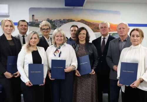 Siedmioro nauczycieli z powiatu częstochowskiego wyróżnionych. Otrzymali Nagrody Starosty