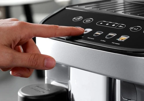 Wyprzedaż ekspresu Delonghi w Media Expert. Jest wąski i ma wymienne pojemniki