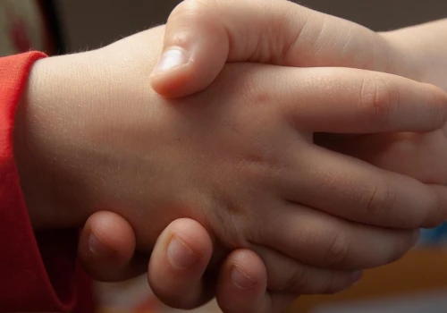 Twoje dziecko budzi się z zimnymi rękami? Rodzice często robią jedną rzecz, która wcale nie pomaga