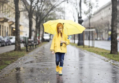Codziennie podajesz dziecku witaminy? Pediatra ostrzega, można mu nieświadomie zaszkodzić