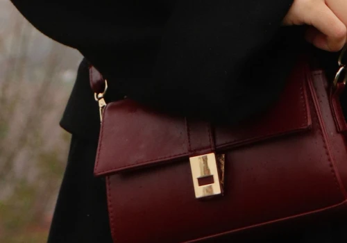 Torebki kuferki na jesień 2026. Bordo i szarość to eleganckie kolory sezonu