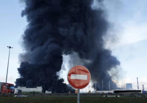 Potężne uderzenie dronów w Petersburg. Terminal w ogniu, pożar w mieście