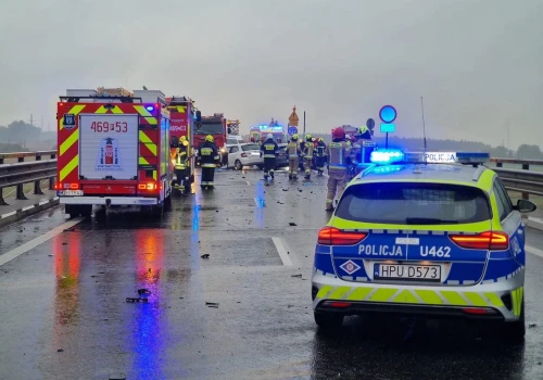 Zderzenie samochodów osobowych i ciężarówki na drodze S11