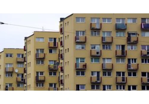 Demografia uderza w rynek mieszkaniowy. Pustoszenie Polski i problem "słoików"