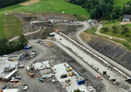 Wielka maszyna zaczęła wiercić najdłuższy tunel kolejowy w Polsce