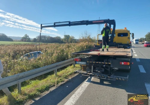 S1: Samochód przeleciał nad ciekiem wodnym i wylądował w polu