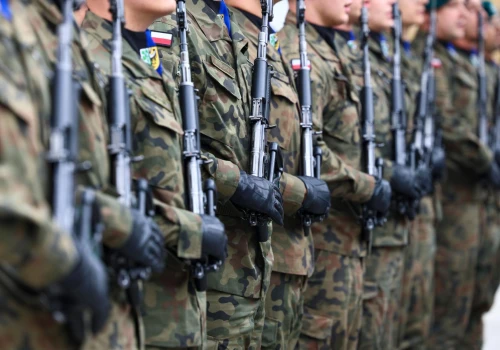 Pobór do armii? Polacy podzieleni niemal po połowie