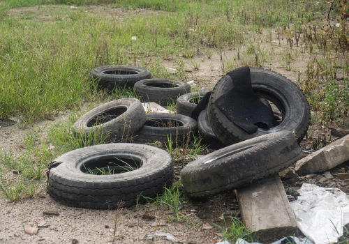 Stare opony mogą kosztować nawet 5 tys. zł. Uważaj, gdzie je wyrzucasz
