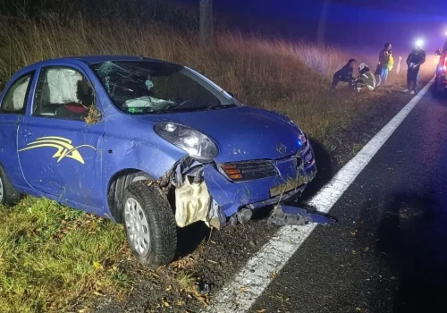 Groźne zdarzenie na DK5 w Mysłowie. Samochód uderzył w skarpę