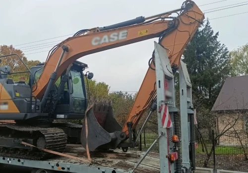 Siał spustoszenie koparką na lawecie
