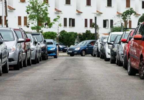 Parkowanie w miastach coraz trudniejsze. Do 2040 roku ma zniknąć tysiące miejsc