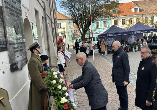 „Zapal znicz pamięci” przypomina o ofiarach i niesie apel przeciw przemocy