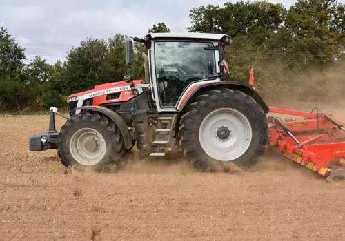 Nowe ciągniki Massey Ferguson: nawet 245 KM, silnik bez EGR i odpalanie z pilota
