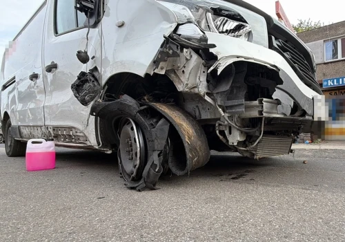 Ukradł busa kurierowi i próbował uciec policji. 47-latek uszkodził trzy samochody